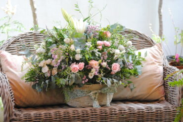 flores frescas en recipiente