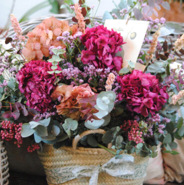 flores secas y preservadas en recipiente